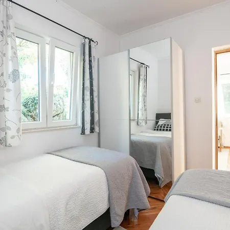 2 Bedroom Beautiful In Radovcici Prázdninový dům Srednji Radovcici