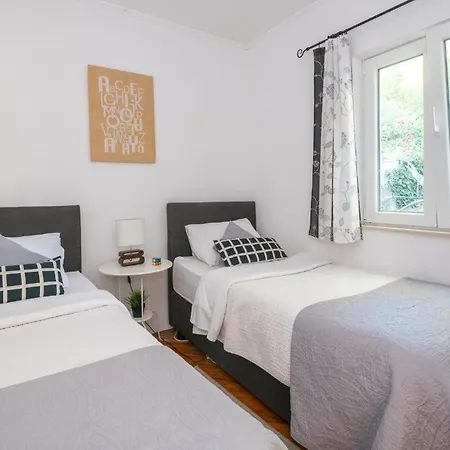 2 Bedroom Beautiful In Radovcici * Srednji Radovcici