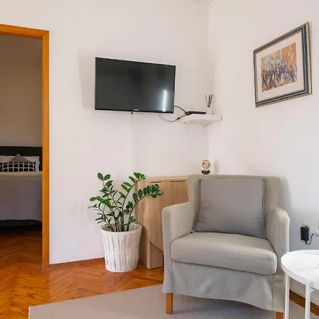 2 Bedroom Beautiful In Radovcici Prázdninový dům *
