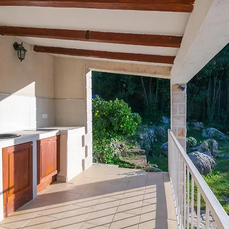 2 Bedroom Beautiful In Radovcici Prázdninový dům