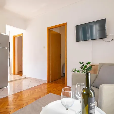2 Bedroom Beautiful In Radovcici Prázdninový dům Srednji Radovcici