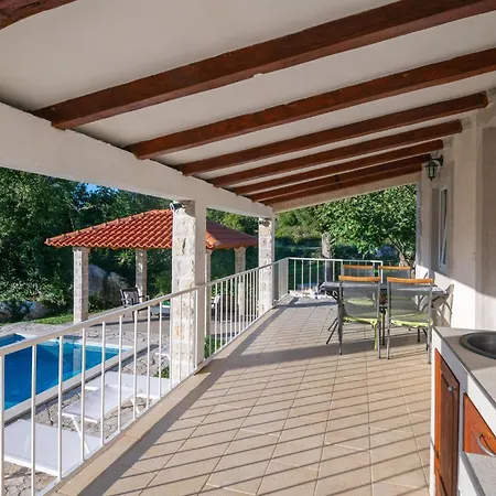 Prázdninový dům 2 Bedroom Beautiful In Radovcici