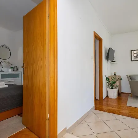 2 Bedroom Beautiful In Radovcici Prázdninový dům *