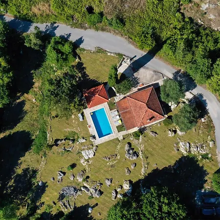2 Bedroom Beautiful In Radovcici Prázdninový dům Srednji Radovcici